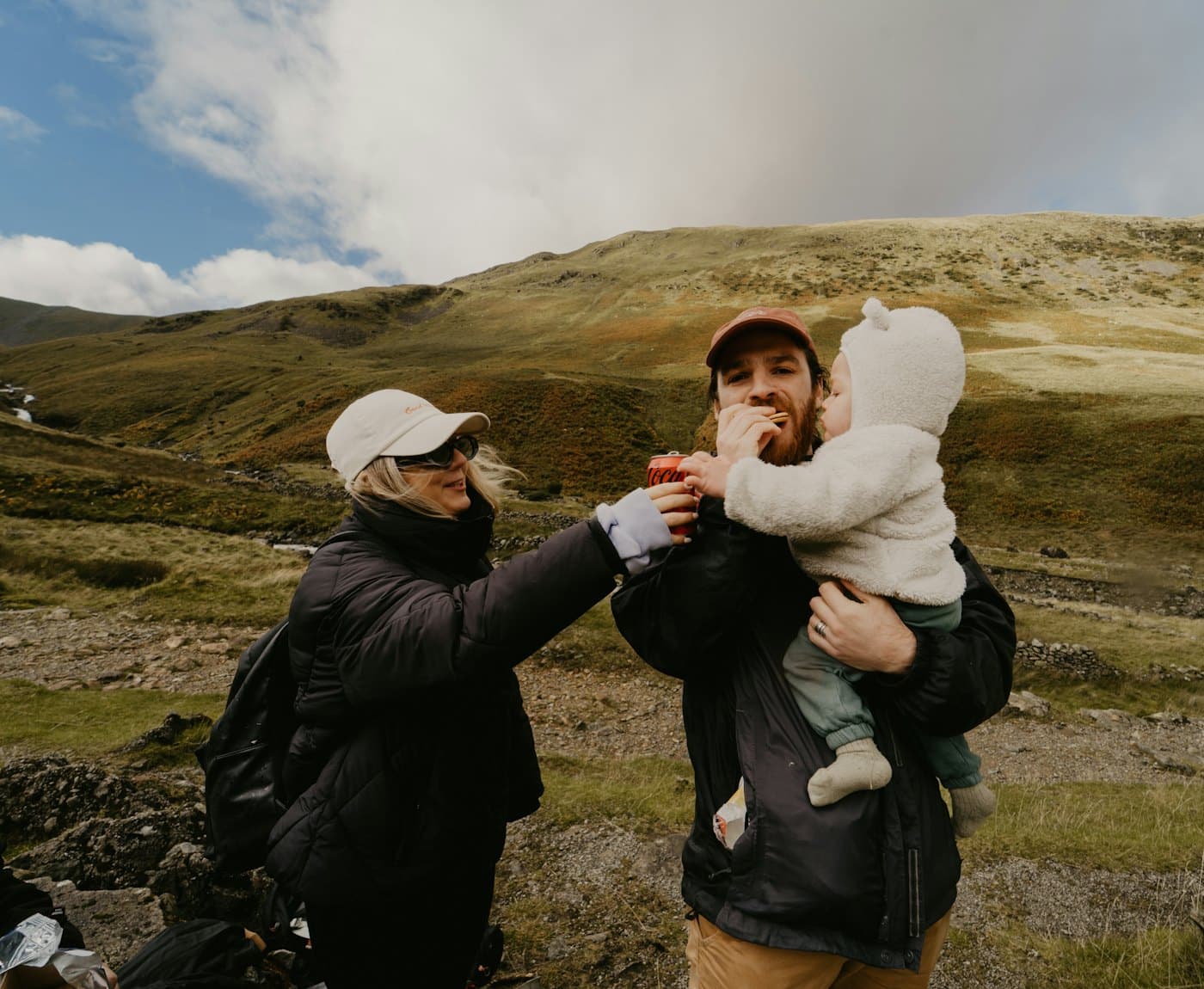 Familie mit Kleinkind bei einer Wanderung in den Bergen